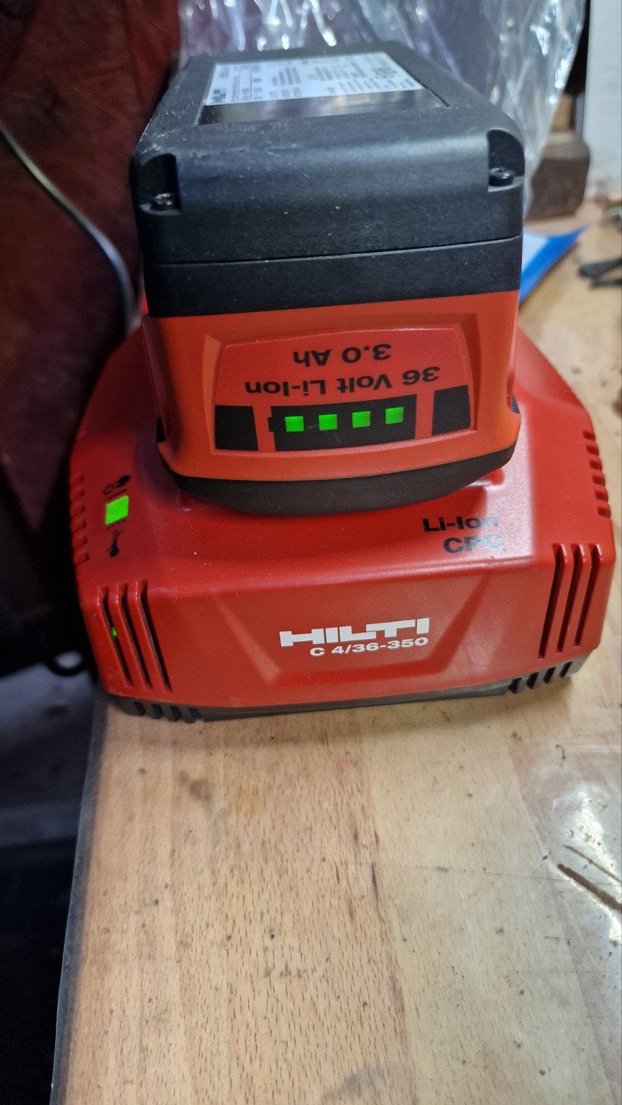 Hilti acculader en accu 36V - Werkt naar behoren, Ophalen of Verzenden, Gebruikt, Overige typen, Hilti