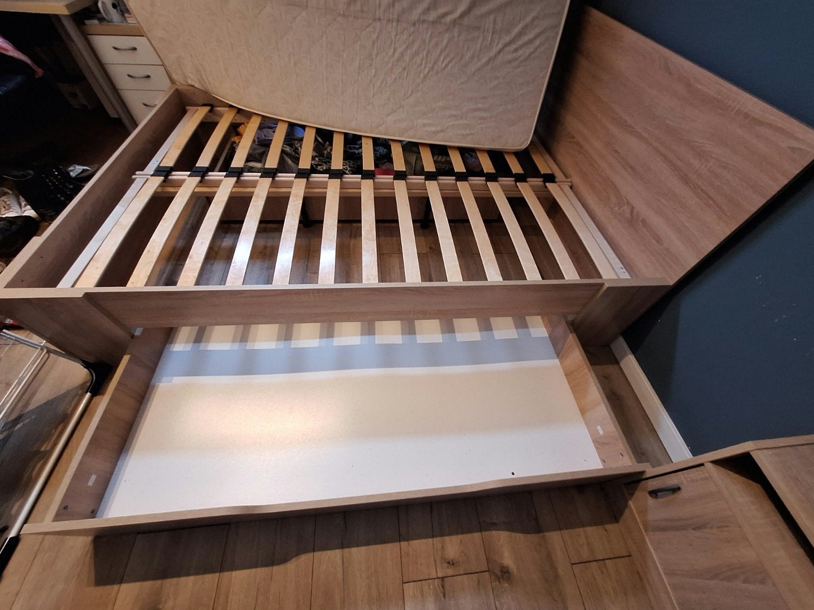 Tweepersoonsbed met opbergruimte en nachtkastje, Ophalen, Gebruikt, Bruin, 140 cm