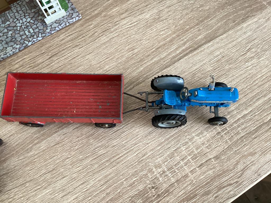 Twee Ford Tractoren met Aanhangwagens - Miniatuur Set, Ophalen of Verzenden, Gebruikt, Overige typen, Overige merken
