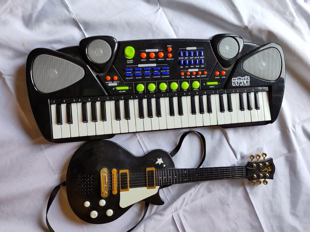 Kinder keyboard en gitaar, Muziek en Instrumenten, Keyboards, Ophalen of Verzenden, Zo goed als nieuw, Overige aantallen, Overige merken