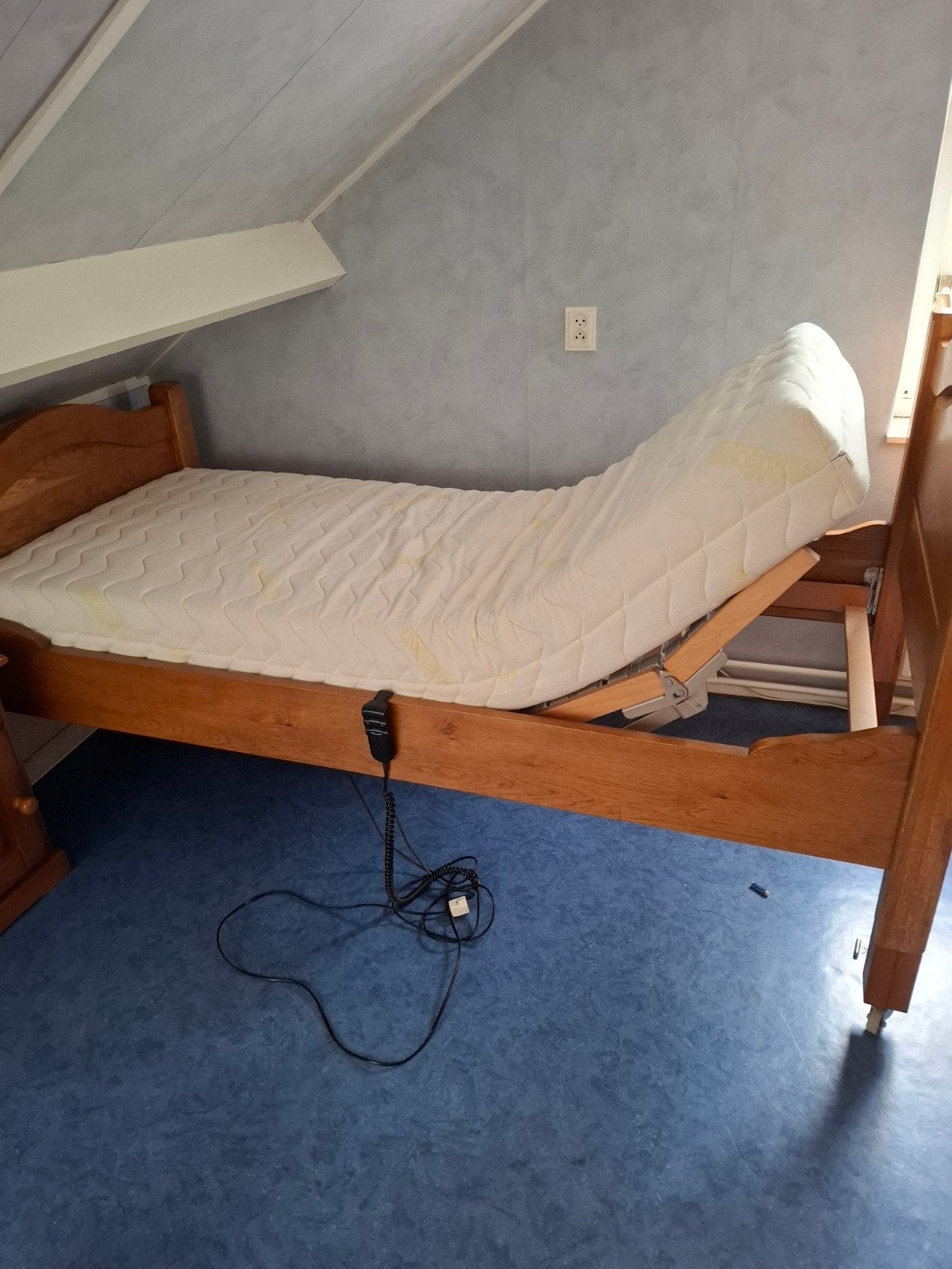 Verstelbaar eenpersoonsbed van hout met matras, 90 cm, Eenpersoons, Bruin, Klassiek