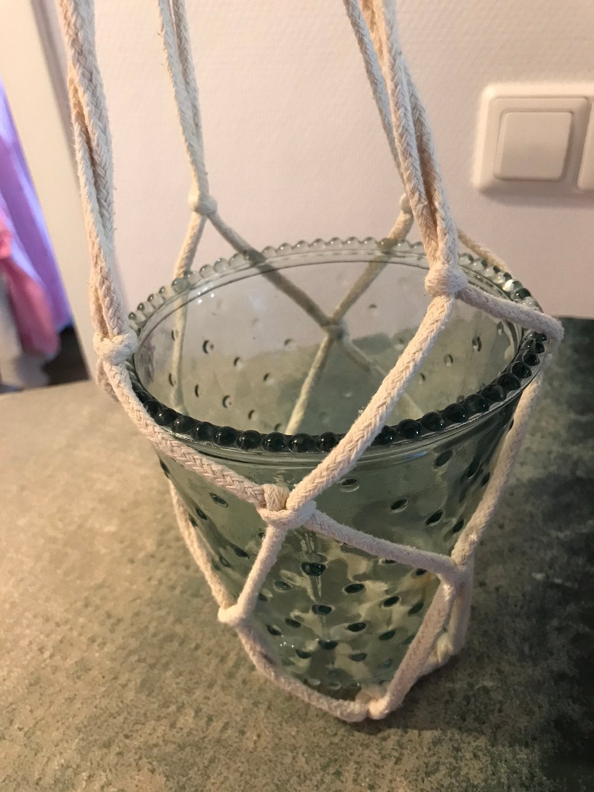 Glas bloempot turkoois aqua met macramé hanger zgan, Verzenden, Rond, Zo goed als nieuw, Aardewerk