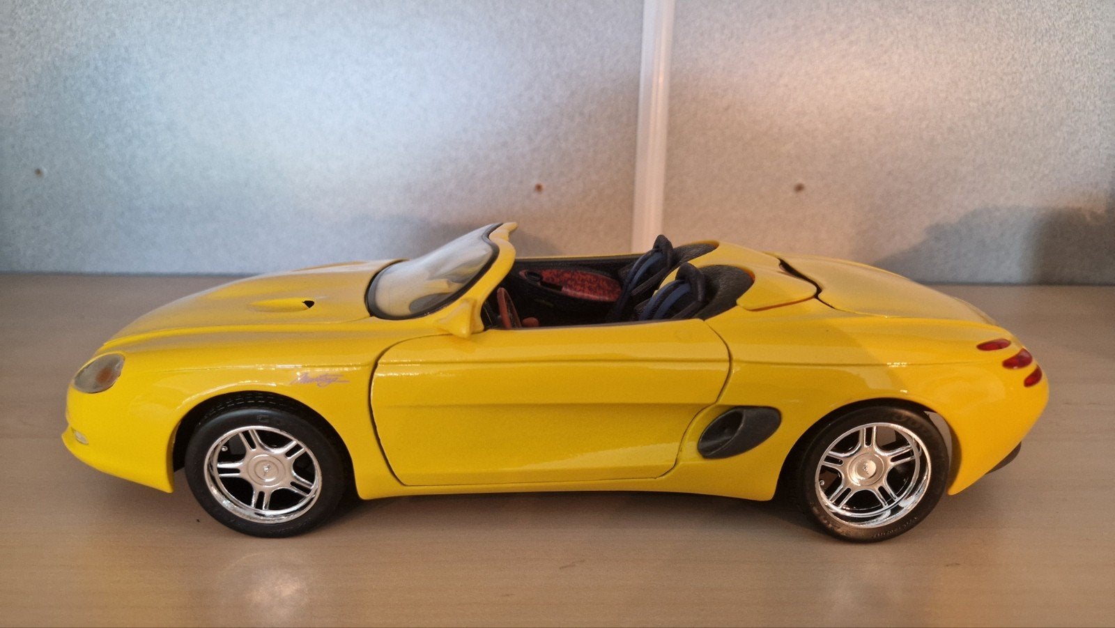 Gele Ford Mustang Mach III schaalmodel, Hobby en Vrije tijd, Modelauto's | 1:18, Ophalen of Verzenden, Zo goed als nieuw, Auto