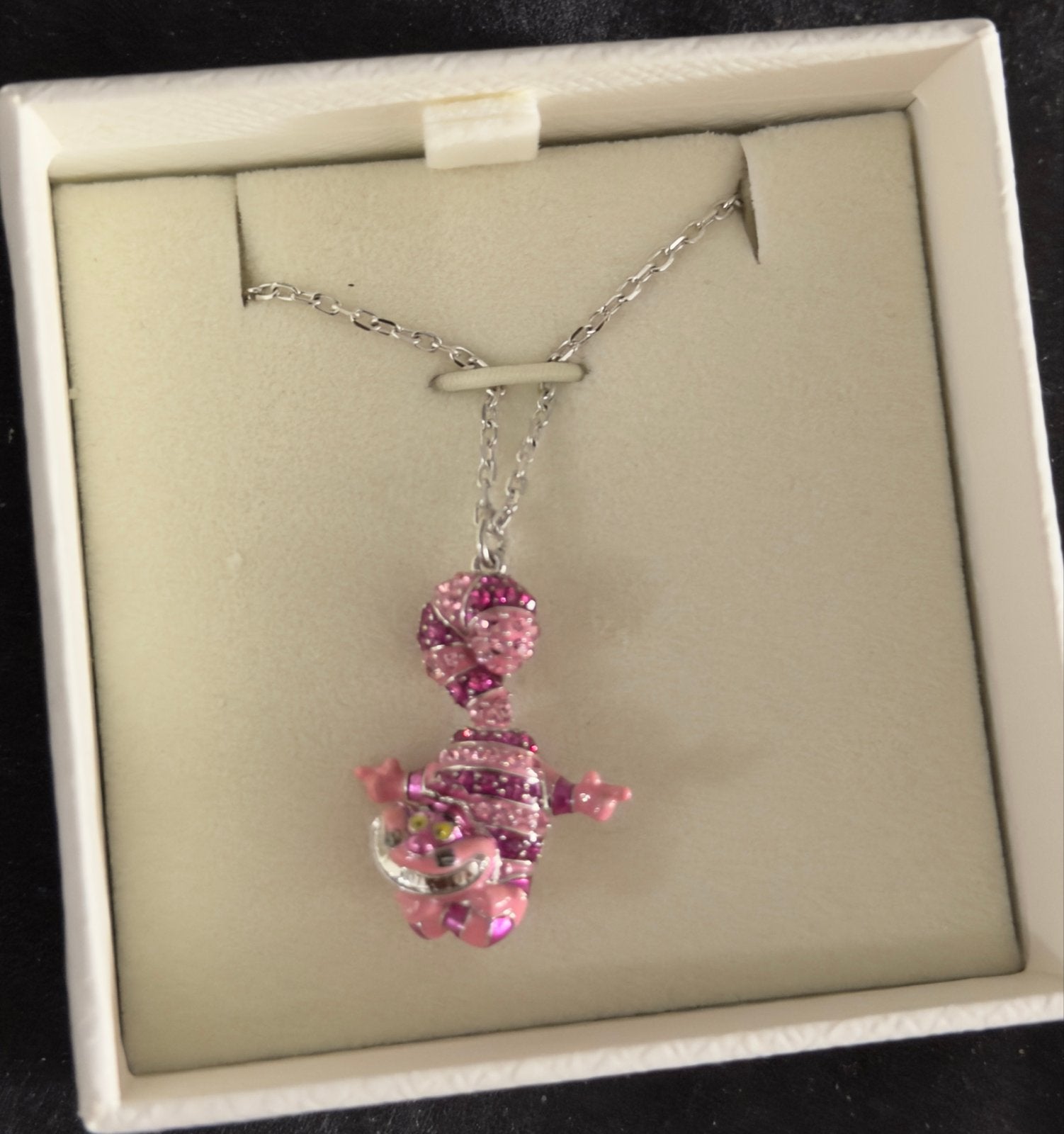 Swarovski Disney Alice in Wonderland Cheshire Cat Necklace, Sieraden, Tassen en Uiterlijk, Met kristal, Overige materialen, Ophalen of Verzenden