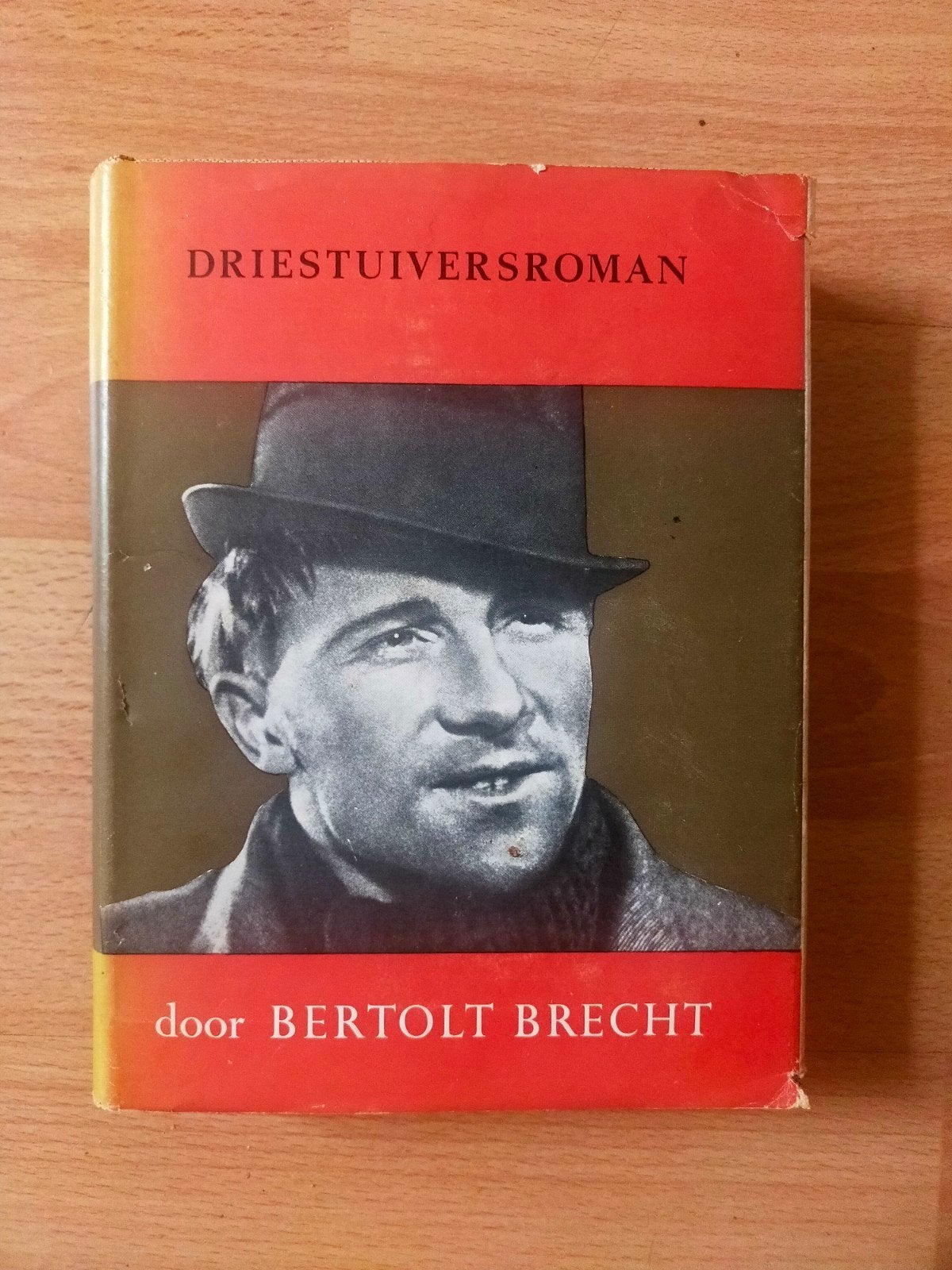 Bertolt Brecht - Driestuiversroman (hardcover + stofomslag), Ophalen of Verzenden, Gelezen, Nederland