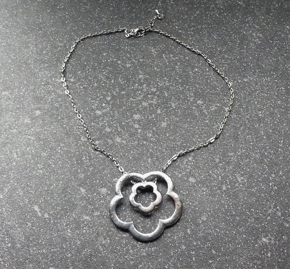 Ketting met zilverkleurige bloem hanger retro bloemhanger, Gebruikt, Ophalen of Verzenden, Zilver, Overige materialen
