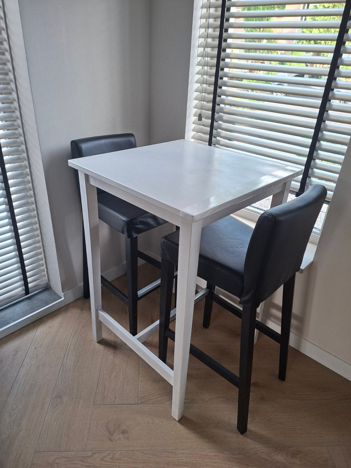 Bartafel met 2 barkrukken - Wit en Zwart, Huis en Inrichting, Barren, Ophalen, Gebruikt, Inclusief barstoelen