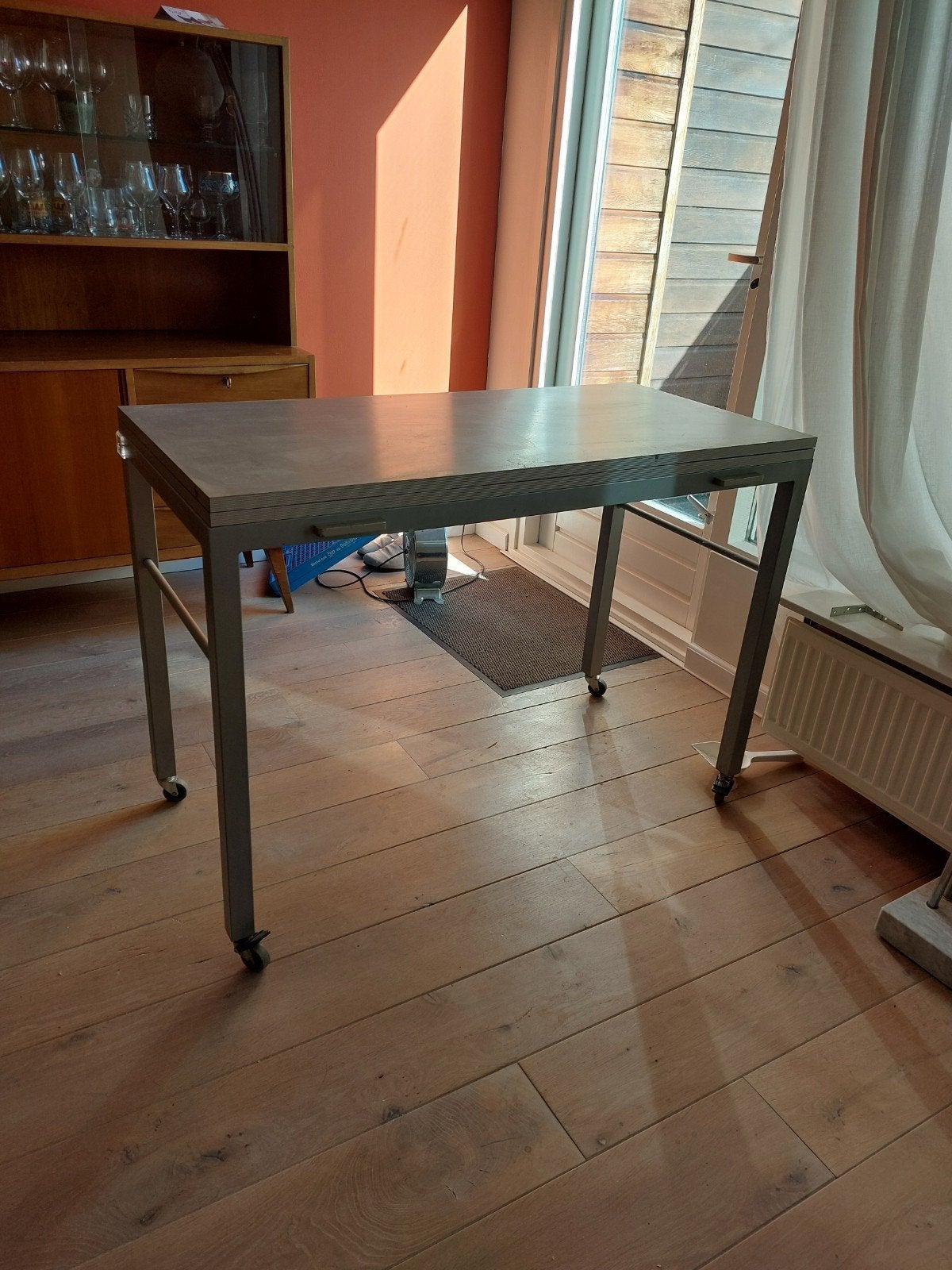 GRATIS OPHALEN: Tafel op wielen, Huis en Inrichting, Ophalen, Gebruikt, 50 tot 100 cm, 150 tot 200 cm