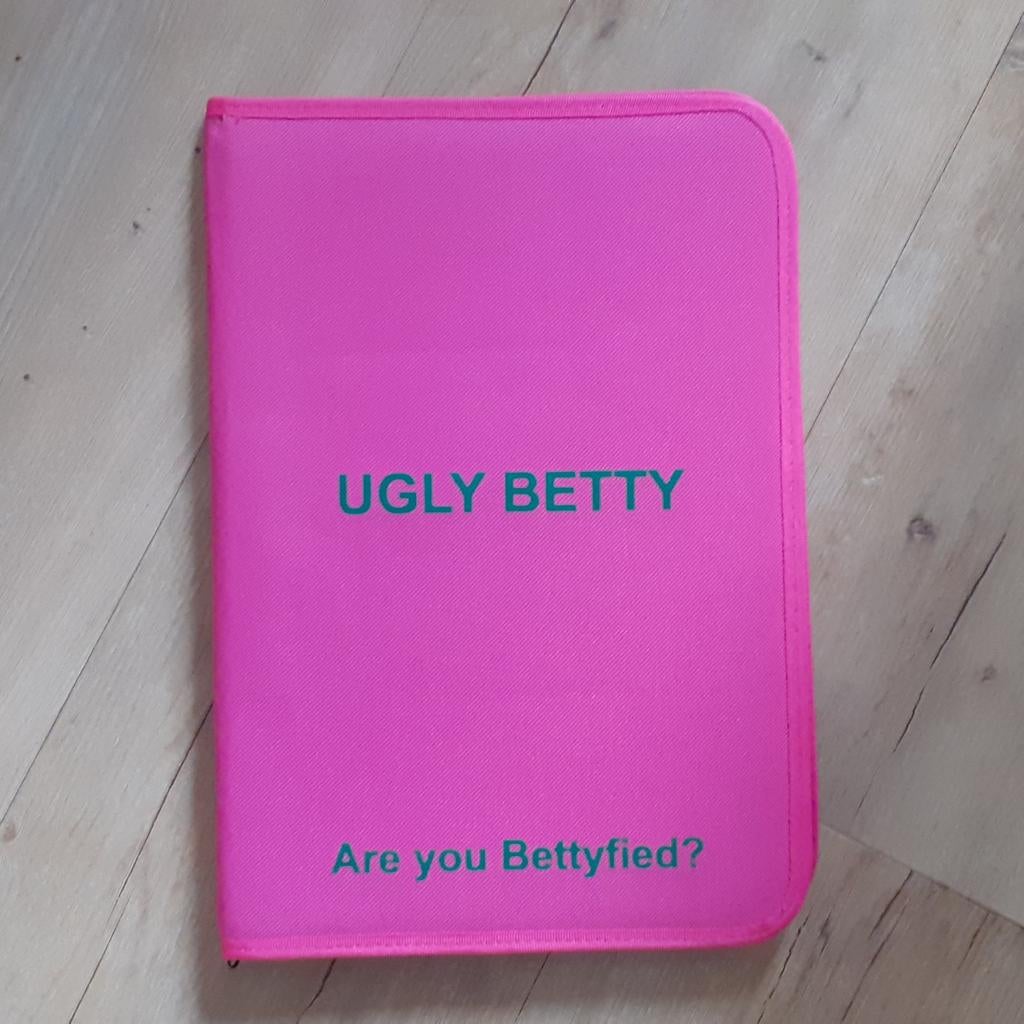 GRATIS Roze Ugly Betty schrijfmap, Diversen, Schrijfwaren, Ophalen, Nieuw