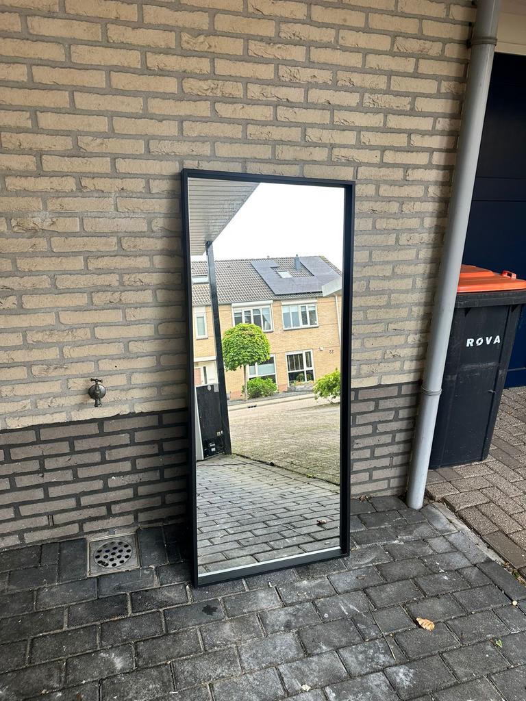 Grote rechthoekige spiegel met zwarte lijst, Huis en Inrichting, Woonaccessoires | Spiegels, Ophalen, Zo goed als nieuw, 150 tot 200 cm