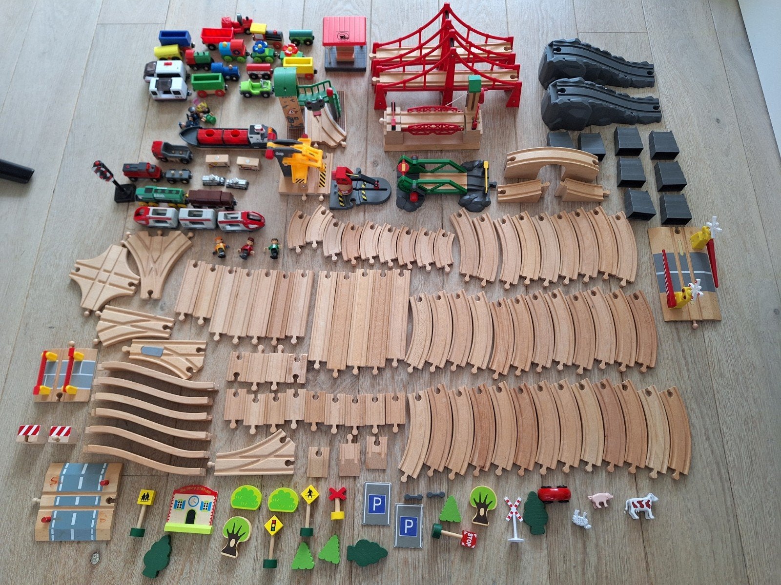 Houten treinbaan - veel Brio (geen Ikea), Kinderen en Baby's, Speelgoed | Houten speelgoed, Ophalen of Verzenden, Zo goed als nieuw
