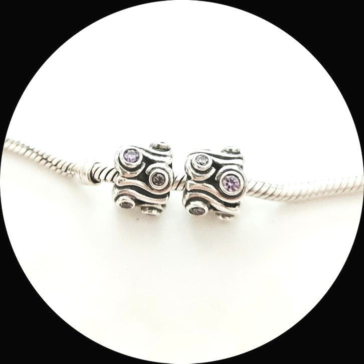 Pandora Paarse zirkonia 790369ACZ, Sieraden, Tassen en Uiterlijk, Bedels, Gebruikt, Pandora, Ophalen of Verzenden, 2 of 3 bedels