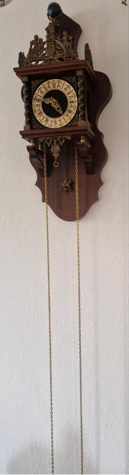Antieke Wandklok met Kettingen en Decoratieve Elementen, Ophalen of Verzenden