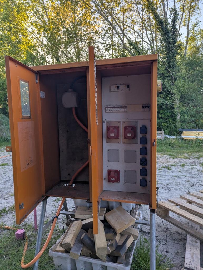 Robuuste bouwstroomkast met diverse aansluitingen, Doe-het-zelf en Verbouw, Elektra en Kabels, Gebruikt, Overige typen, Ophalen
