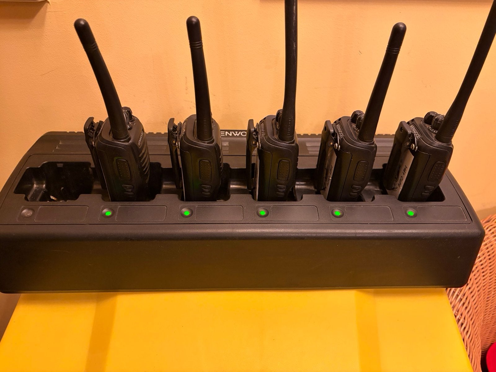 KENWOOD PORTOFOONS MET OPLADER, Telecommunicatie, Ophalen, Minder dan 2 km, Gebruikt, Portofoon of Walkie-talkie