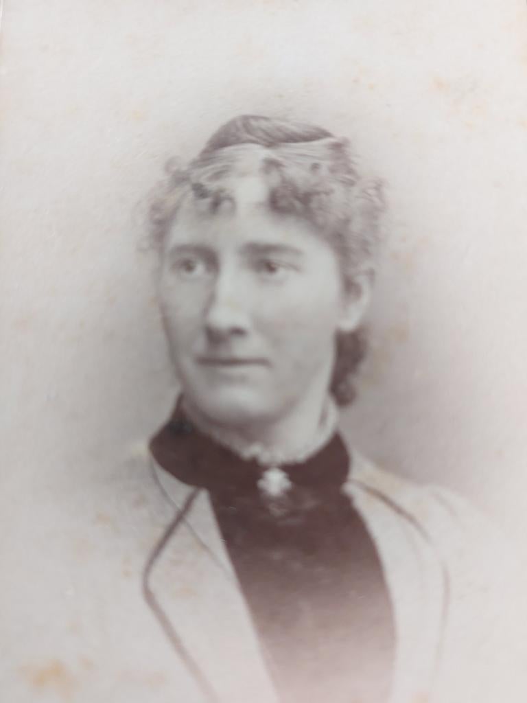 Antieke Carte de Visite Vrouw C.W. Bauer Middelburg met naam, Verzamelen, Gebruikt, Foto, Ophalen of Verzenden, Voor 1940
