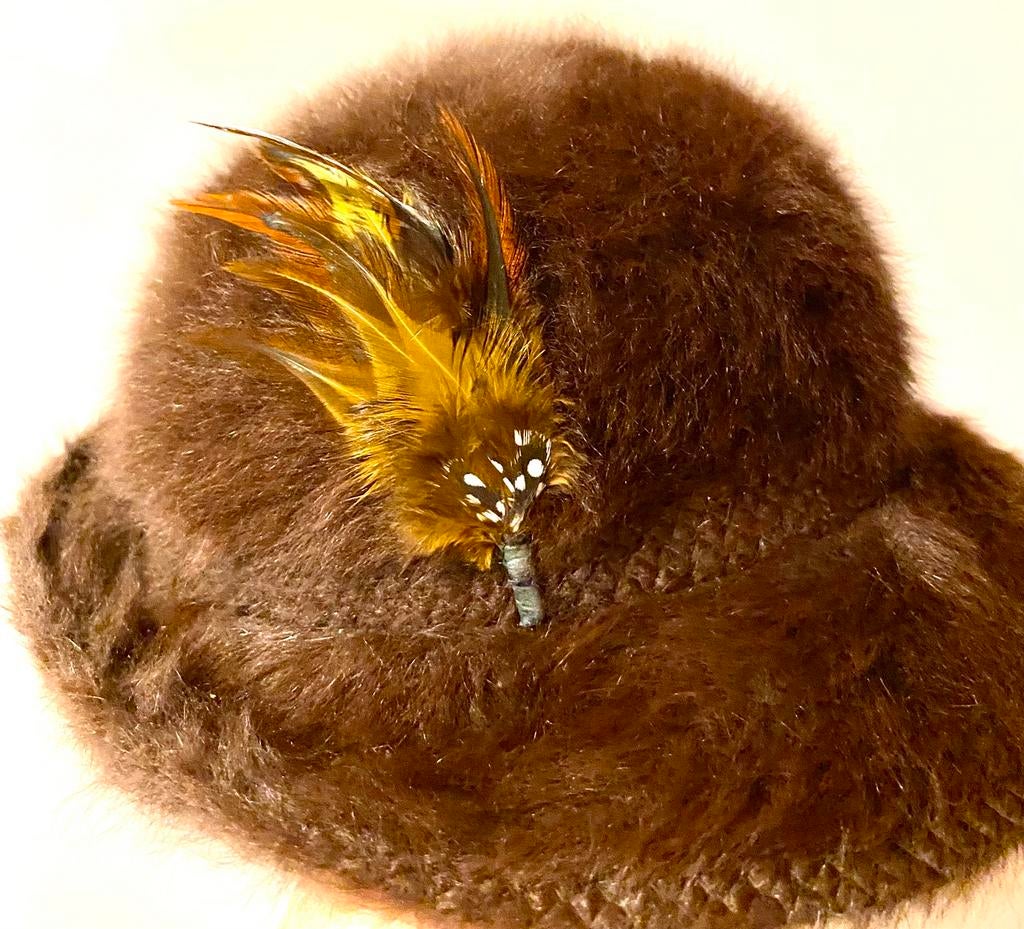 Vintage bruine Fergora Kangol Hoed met Veer, Ophalen of Verzenden, Gedragen, 56 of 57 cm (M, 7 of 7⅛ inch), Hoed