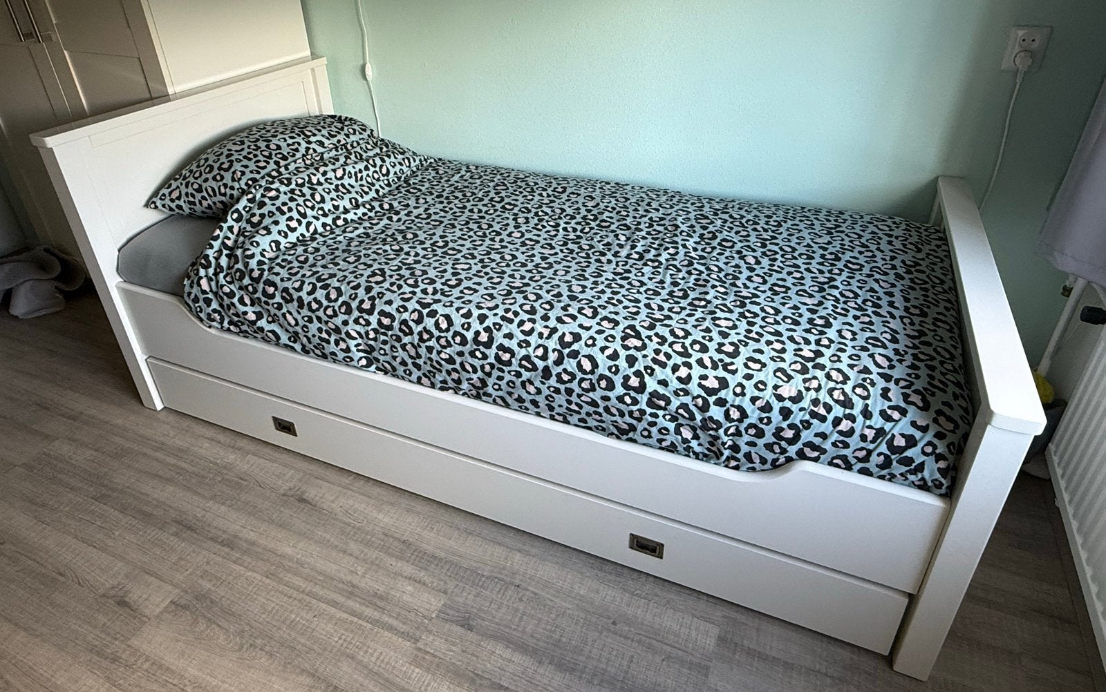 Wit eenpersoonsbed met uitschuifbaar logeerbed, Gebruikt, 90 cm, Eenpersoons, Wit