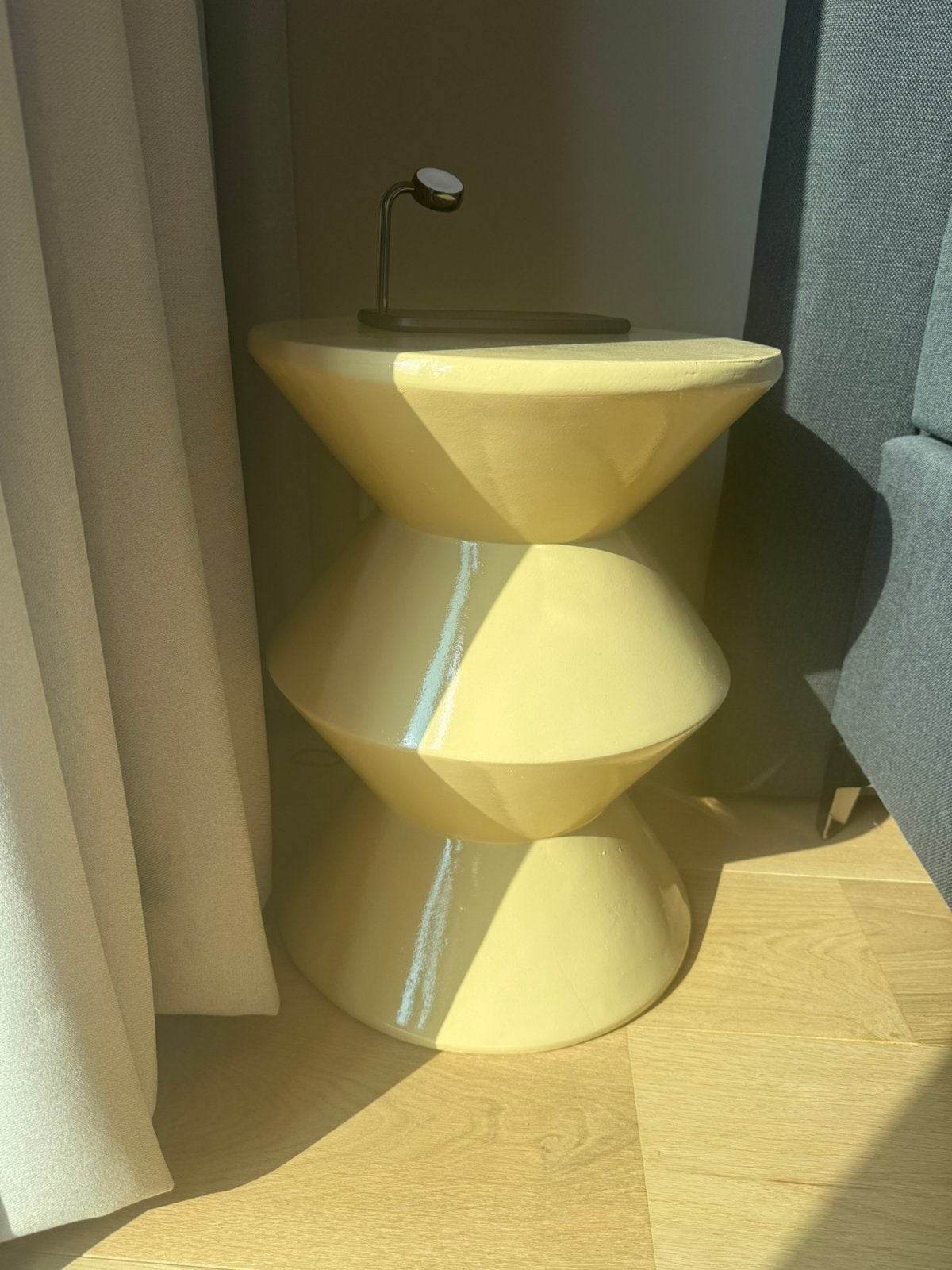 Twee Zigzag bijzettafeltjes / nachtkastjes, Huis en Inrichting, Tafels | Bijzettafels, Minder dan 55 cm, Rond, Nieuw, Ophalen