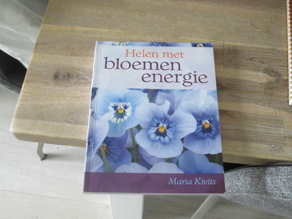 Maria Kivits helen met bloemenenergie, Ophalen of Verzenden, Zo goed als nieuw, Overige onderwerpen, Achtergrond en Informatie