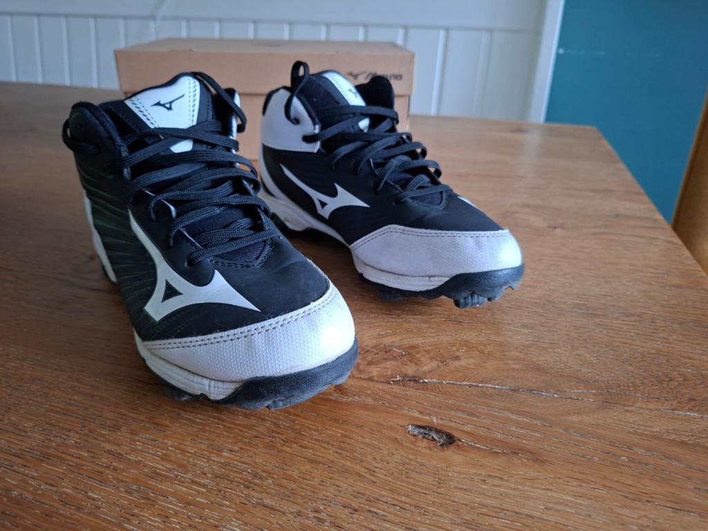 Mizuno korfbal veldschoenen - zwart/wit maat 39, Ophalen of Verzenden, Gebruikt