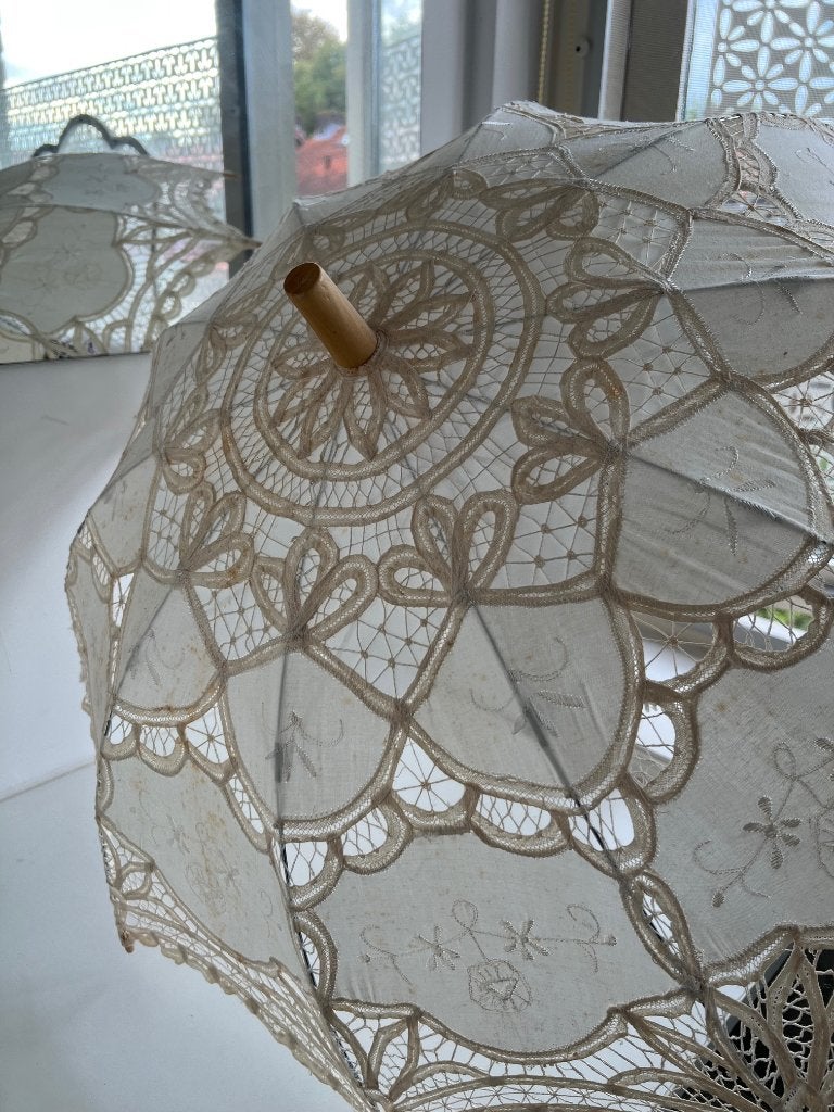 Kanten parasol van stof en hout brocantestijl