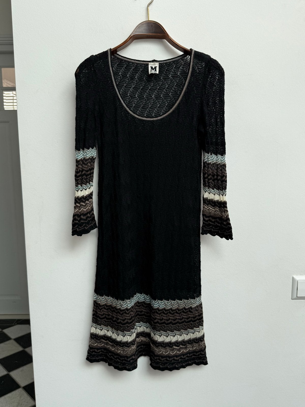 M Missoni zigzag gebreide jurk IT42 NL36 zwart, Kleding | Dames, Jurken, Zwart, Ophalen of Verzenden, Zo goed als nieuw, Knielengte