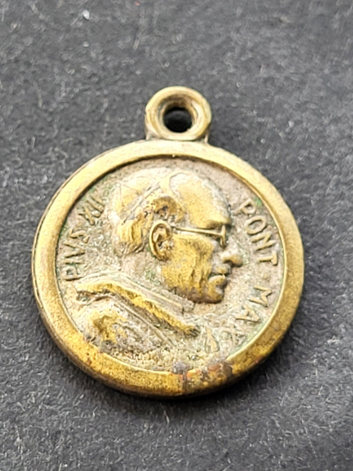 Antieke religieuze medaille Paus Pius XII Maria met kind, Ophalen of Verzenden