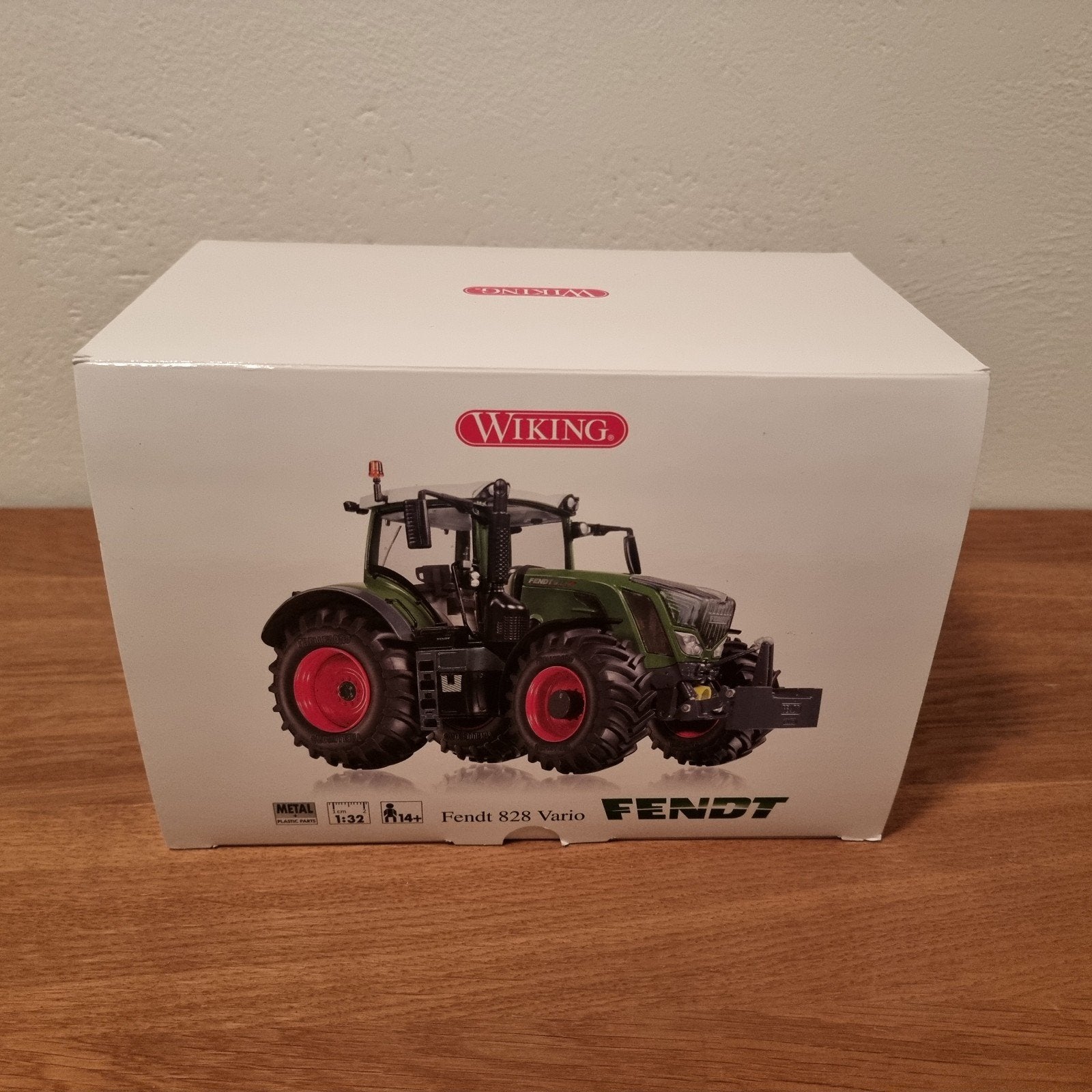 Fendt 828 Vario Wiking, Hobby en Vrije tijd, Modelauto's | 1:32, Ophalen of Verzenden, Nieuw, Tractor of Landbouw, Overige merken