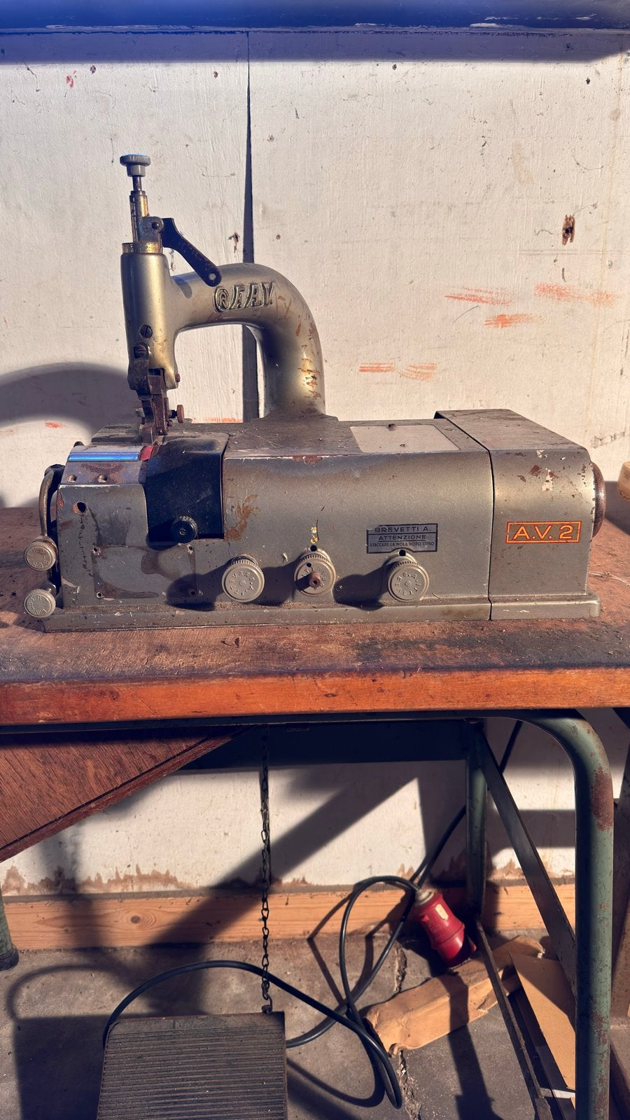 Schalm machine F.A.V. Model Av2 (krachtstroom), Gebruikt, Naaimachine, Industrieel, Ophalen