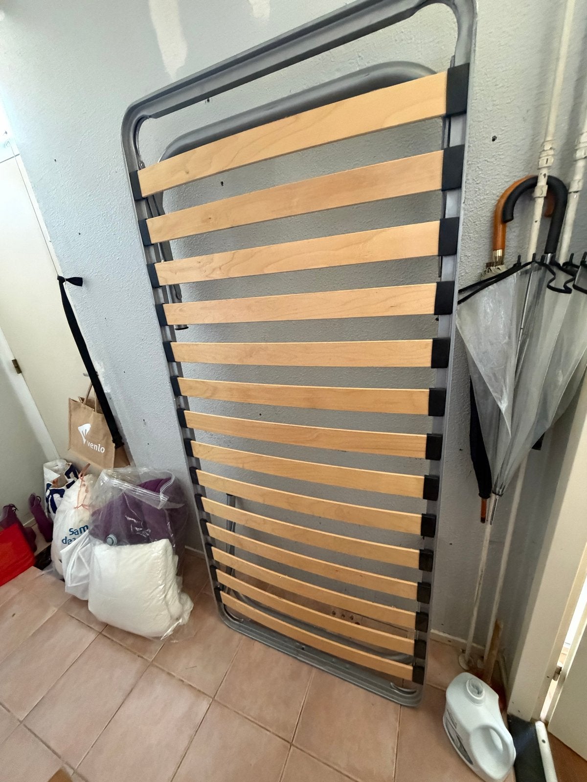 Eenpersoons logeerbed met inklapbare poten, Huis en Inrichting, Slaapkamer | Bedden, Ophalen, 90 cm, Eenpersoons, Zo goed als nieuw