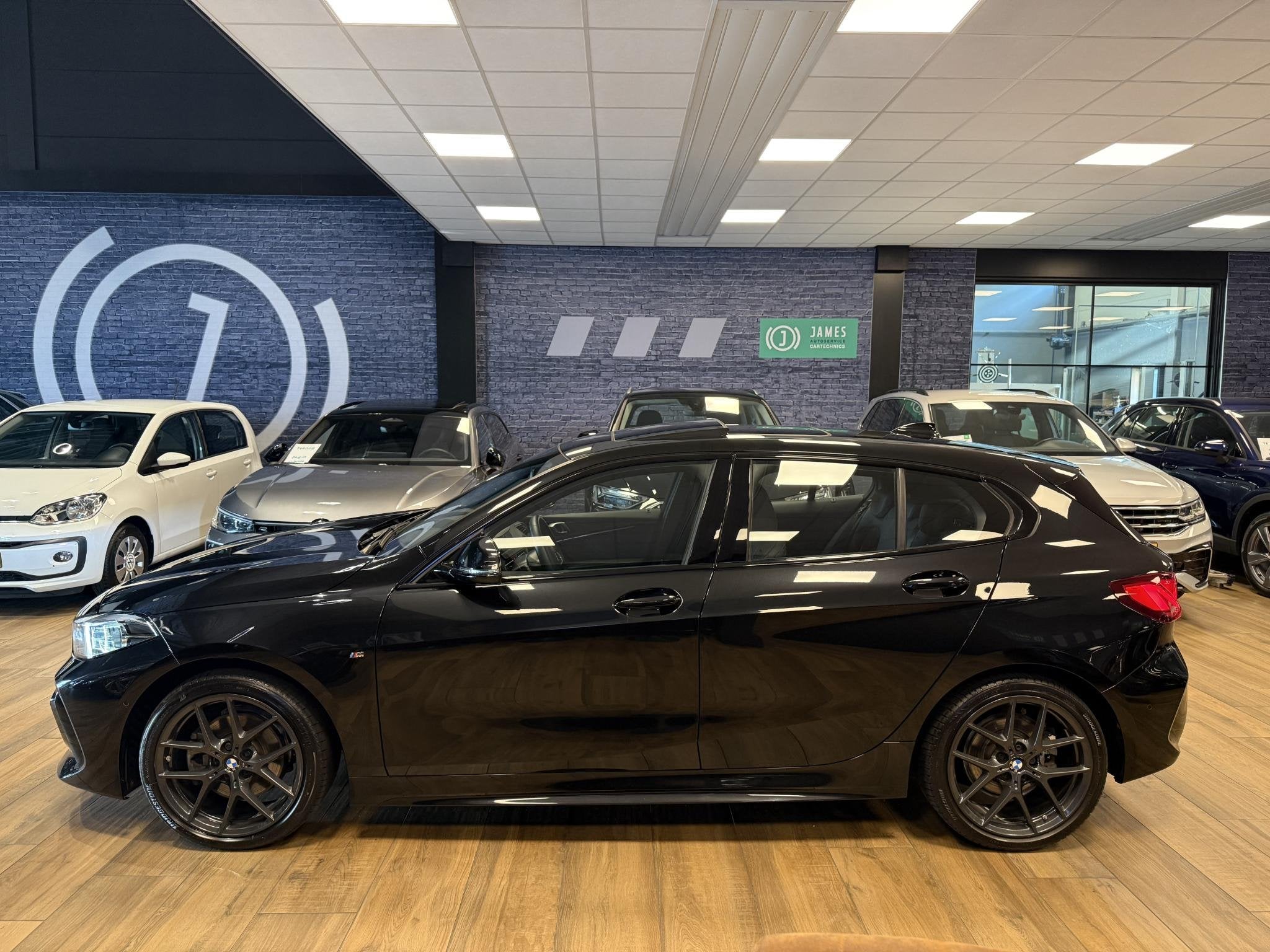 BMW 1-serie 118i M Sport |LED|PANO|HiFi|Elek. achterklep|Stu, Auto's, 136 pk, Leder en Stof, Zwart, Origineel Nederlands