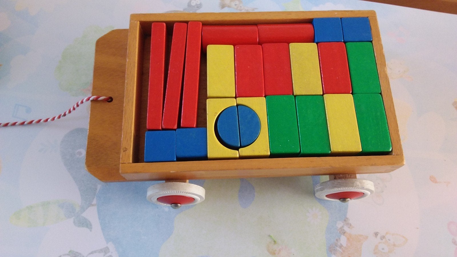 Vintage houten blokkenwagen met kleurrijke blokken, Ophalen of Verzenden, Gebruikt, Duw- of Trekspeelgoed