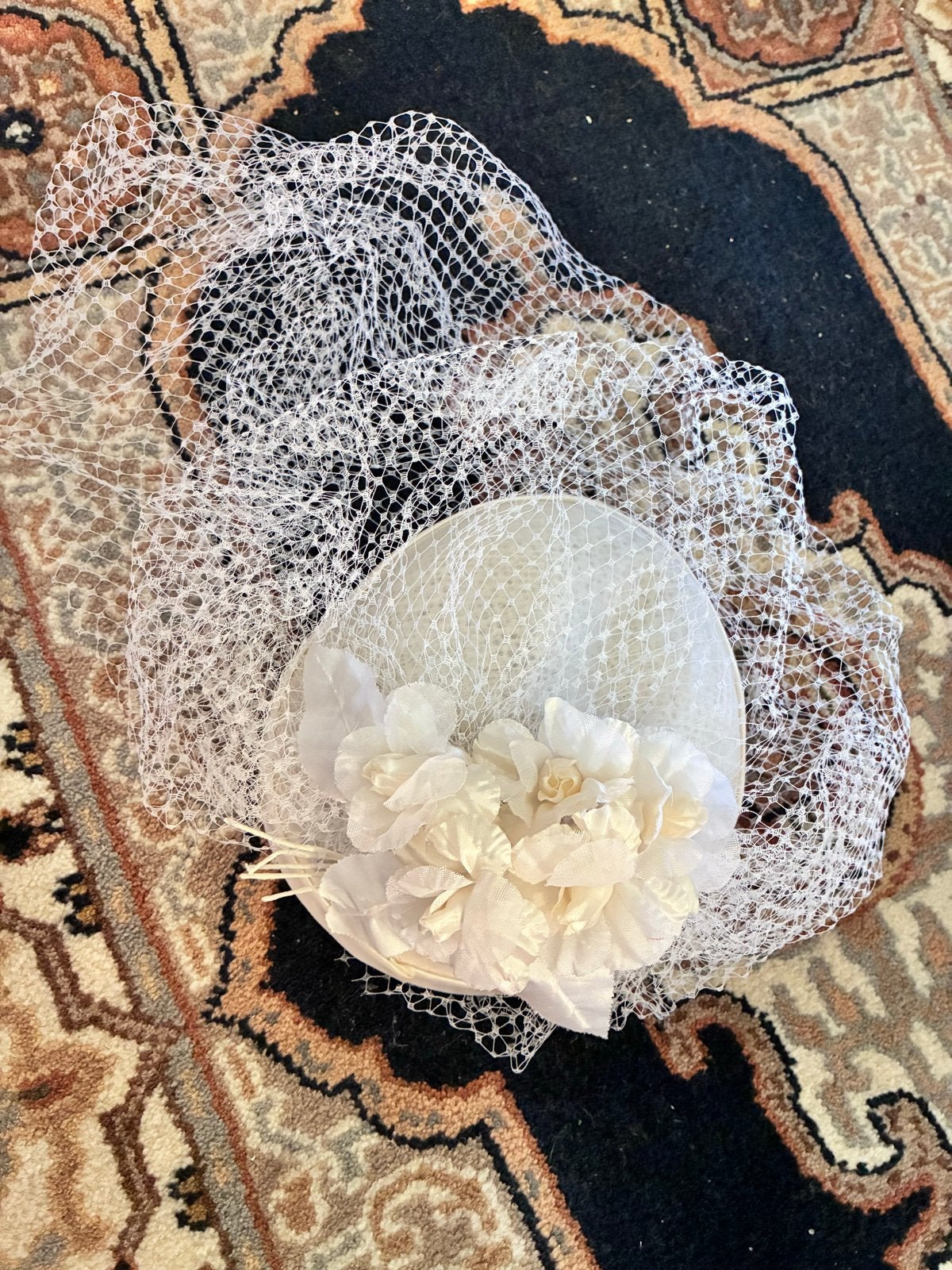 Vintage Bruidshoedje met Sluier - Crème/Wit, Ophalen of Verzenden, Zo goed als nieuw, Wit, Accessoires