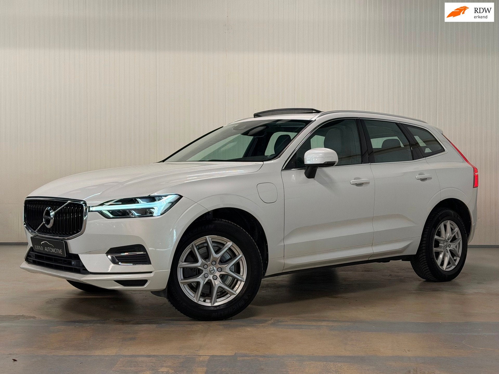 Volvo XC60 2.0 T8 Twin Engine Momentum AWD | PANO | CAMERA |, Auto's, Automaat, Dealer onderhouden, Gebruikt, Euro 6