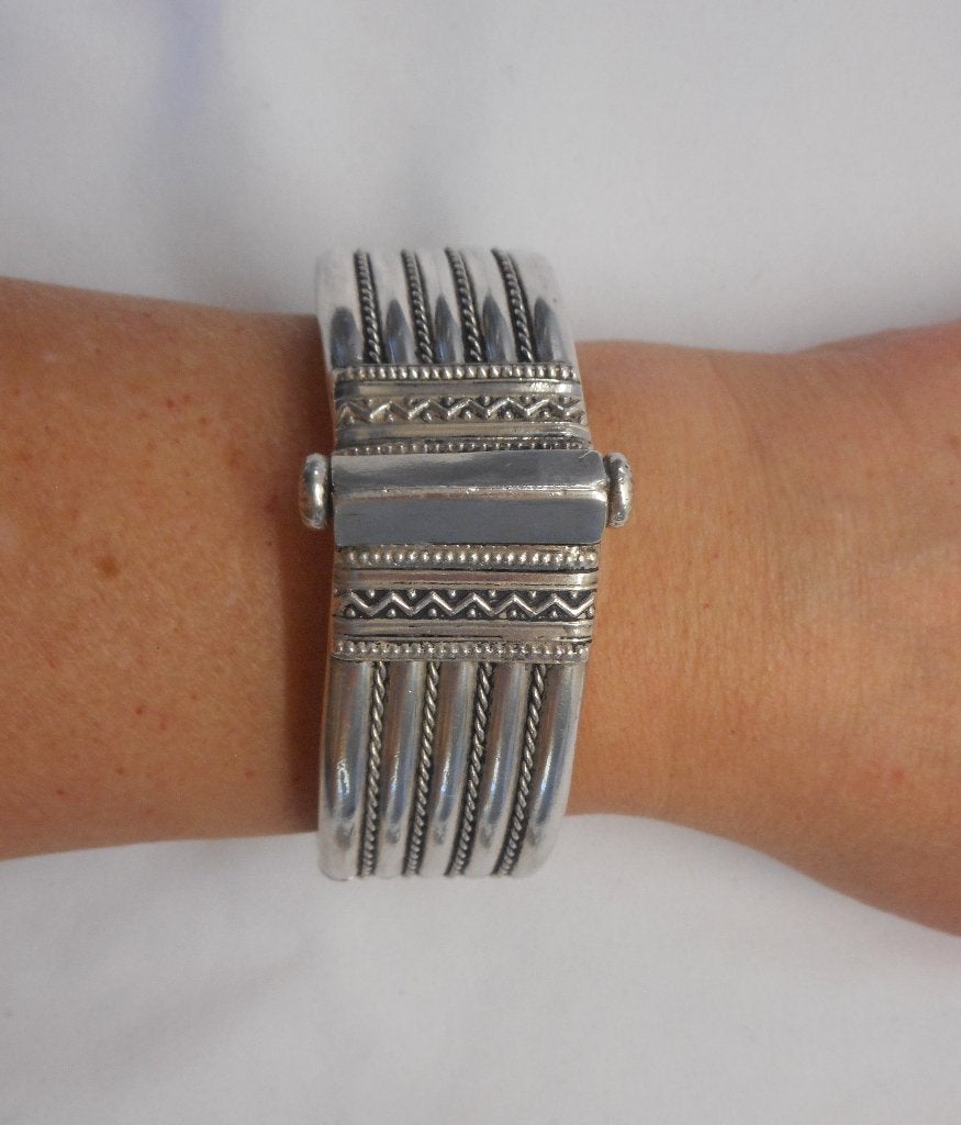 Zilveren antieke zware armband bijzondere sluiting nr.267