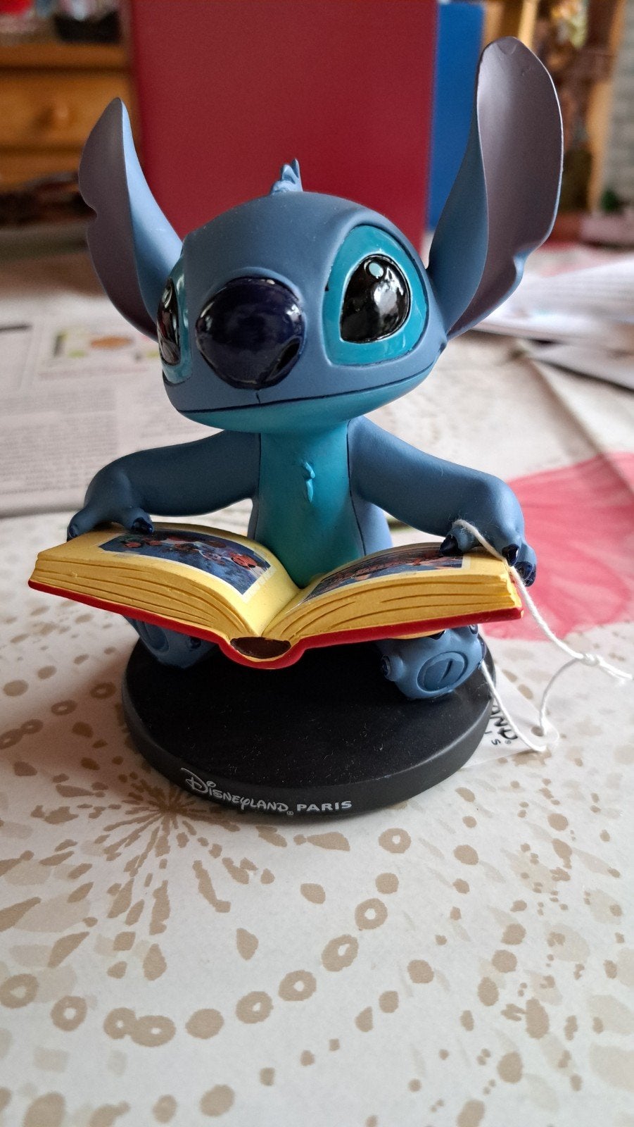 Disney Stitch beeldje met boek - Disneyland Parijs, Ophalen, Overige figuren, Zo goed als nieuw, Beeldje of Figuurtje