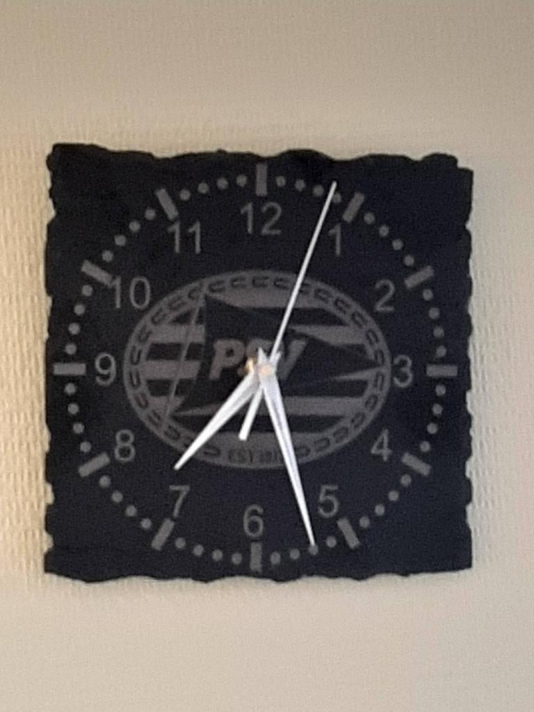 PSV Wandklok van leisteen 20x20cm- Uniek en stijlvol, Verzenden, Zo goed als nieuw, Analoog, Wandklok
