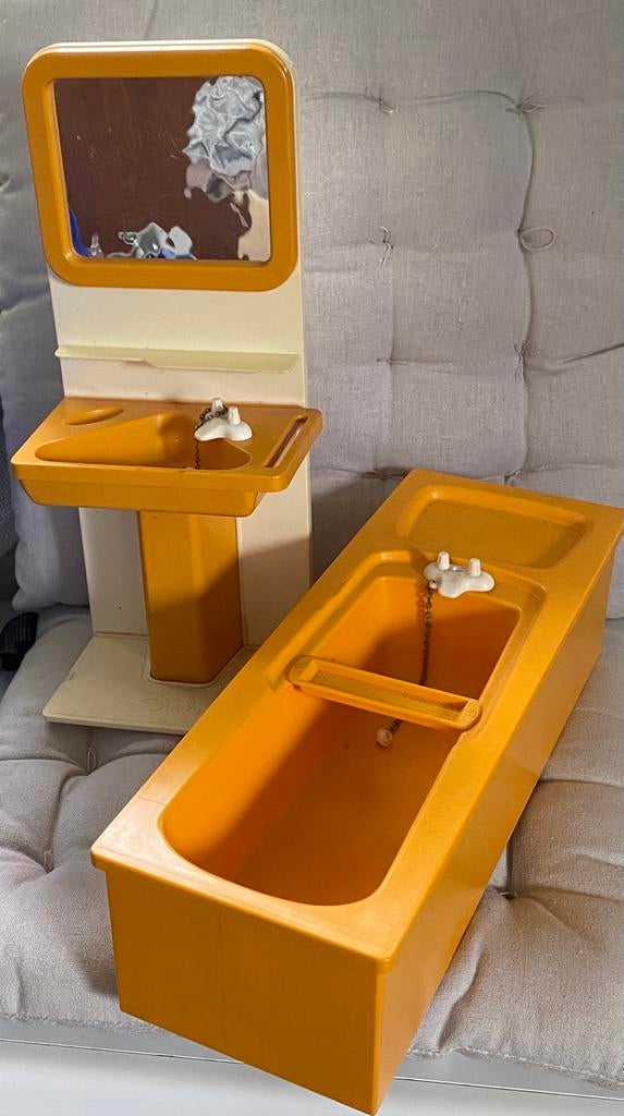 Vintage Sindy Pedigree 80 s badkamer lavabo en bad, Ophalen of Verzenden, Gebruikt, Barbie
