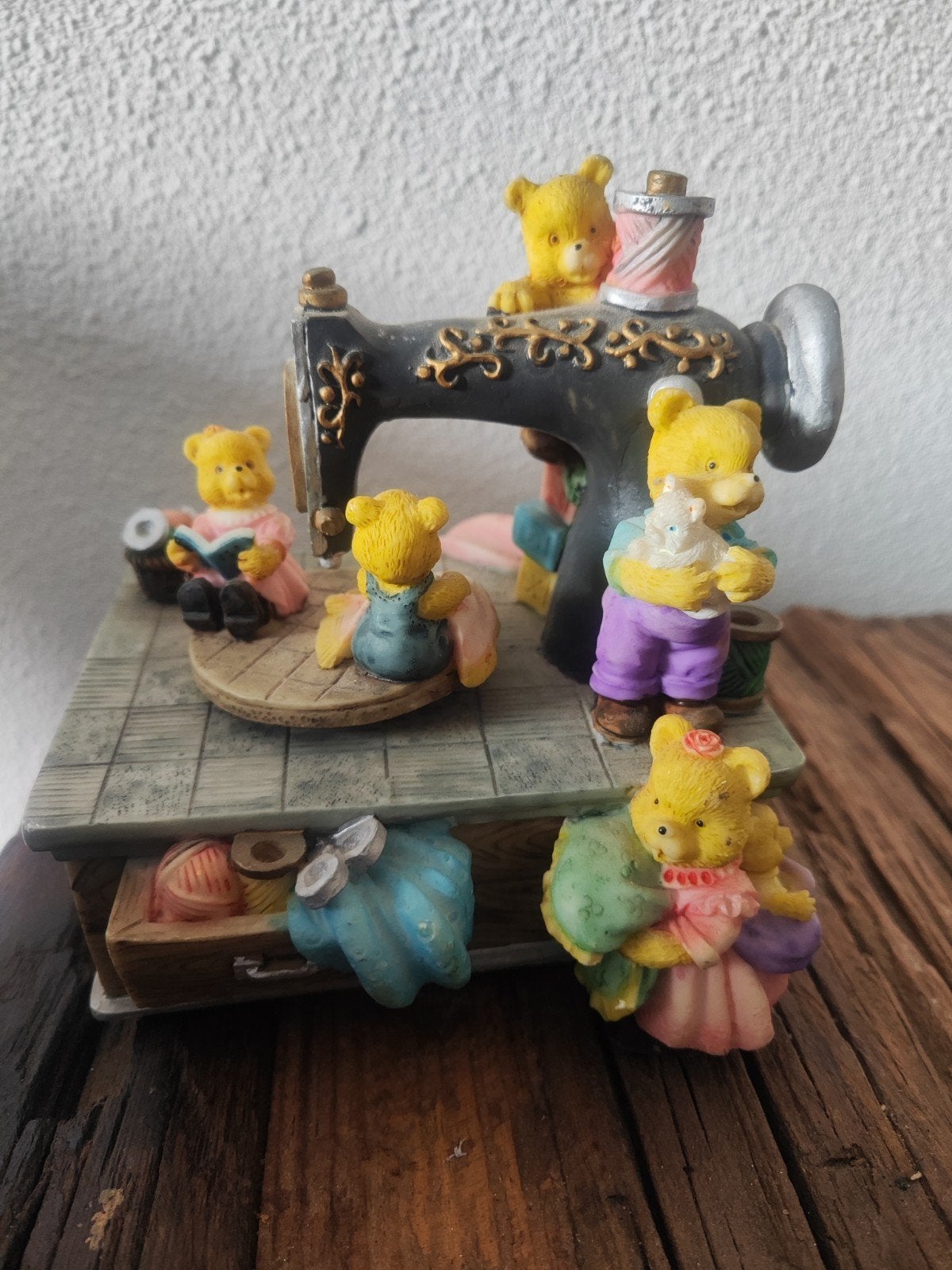 Enesco Cherished Teddies Speeldoos Naaimachine Sankyo, Verzamelen, Ophalen of Verzenden, Zo goed als nieuw, Beeldje, Cherished Teddies