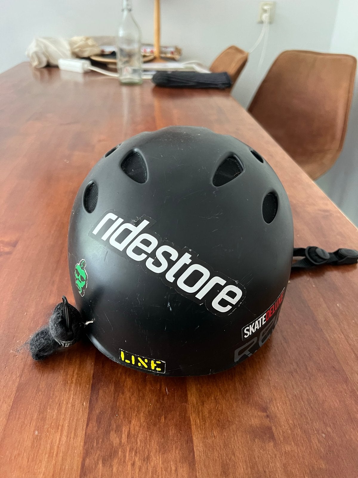 Zwarte snowboard-Skatehelm met Stickers - Gebruikt, Ophalen, Gebruikt