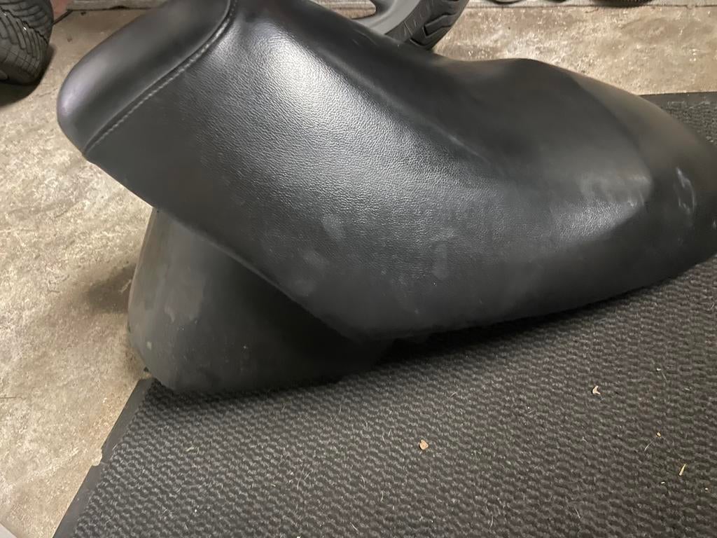 Peugeot VivaCity 2-takt  Zadel + buddy + tank – set €40, Fietsen en Brommers, Brommeronderdelen | Scooters, Ophalen of Verzenden