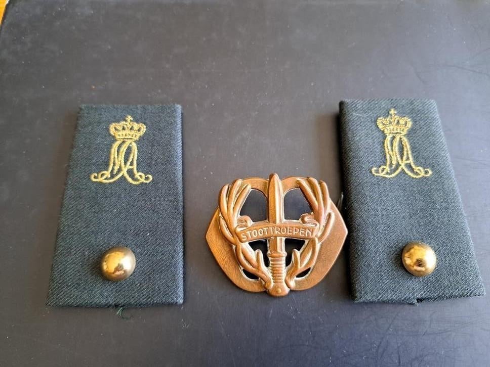 Lotje emblemen KMA, Baret embleem Stoottroepen, Ophalen of Verzenden, Landmacht, Nederland, Embleem of Badge