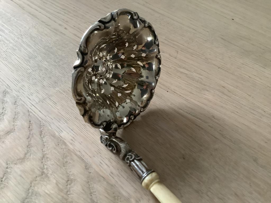 Zilveren suikerstrooier met benen heft, Ophalen of Verzenden, Zilver