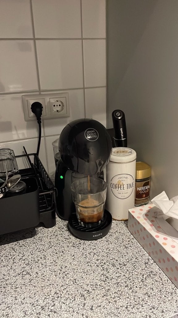 Nescafe Dolce Gusto, Ophalen of Verzenden, Zo goed als nieuw, Koffiemachine, Koffiepads en cups