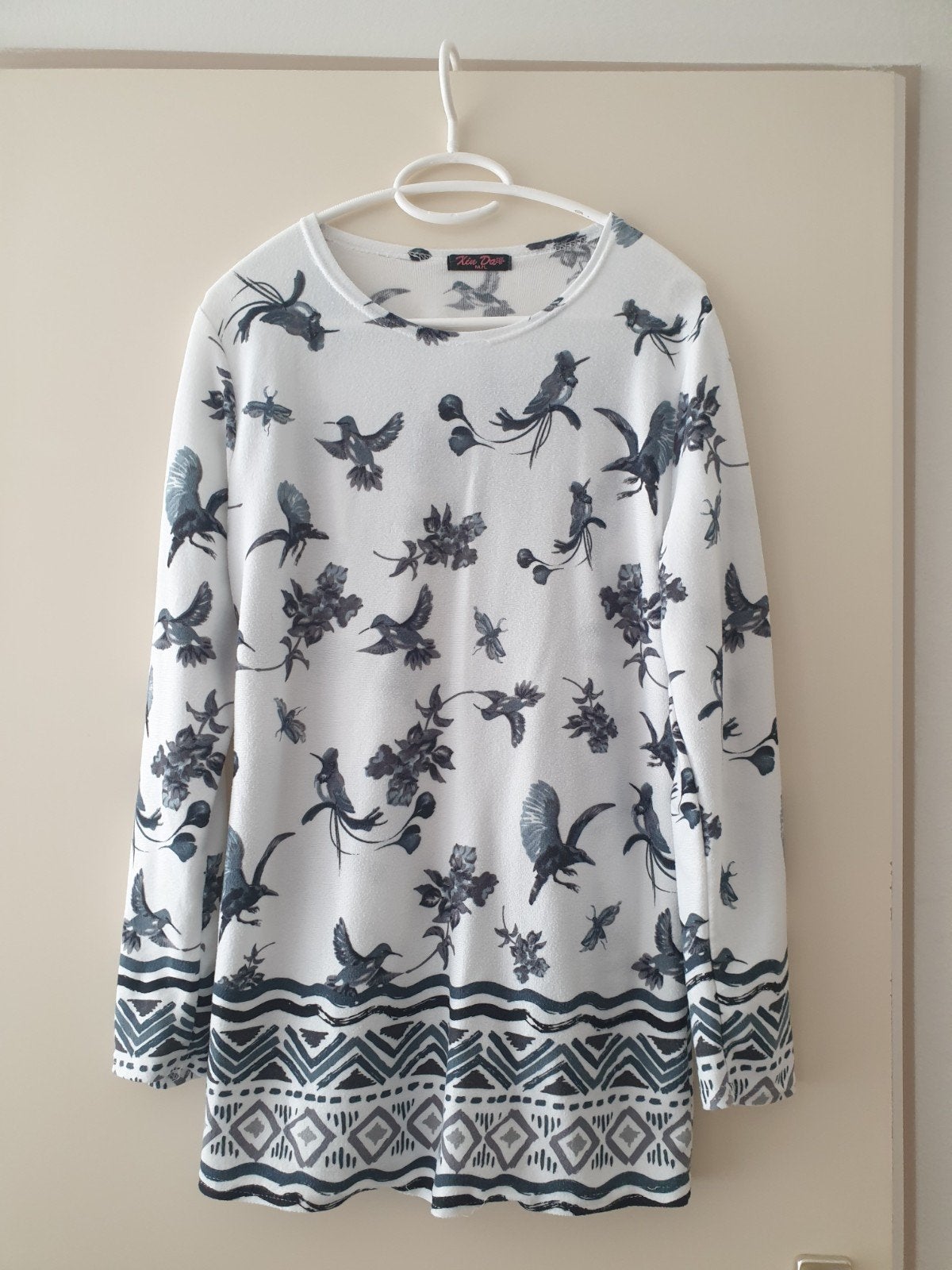 Witte trui M/L met grijs motief en 65% katoen, Kleding | Dames, Truien en Vesten, Ophalen, Gedragen, Maat 38/40 (M), Wit