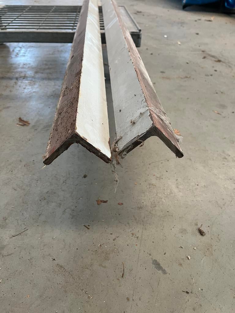 Hoekstaal hoekprofiel hoekijzer 65x65x8 mm 229 cm lang 2x, Ophalen, Zo goed als nieuw, IJzer