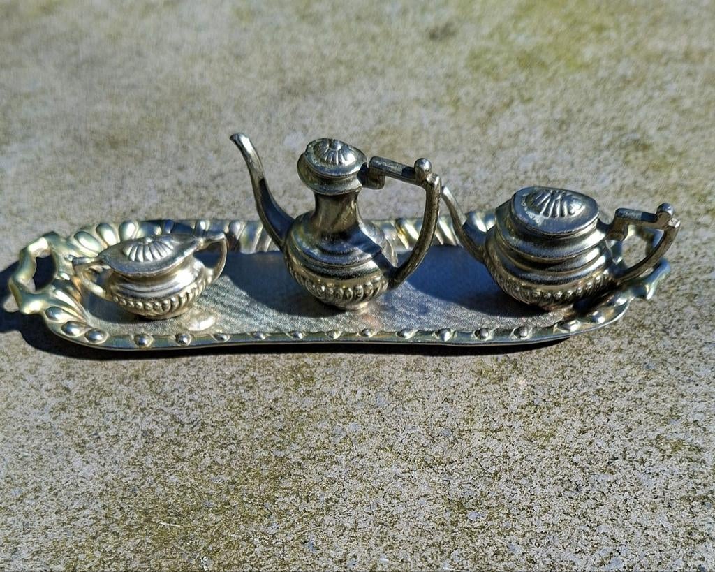 Dienblad met koffiekan,melkkan en suikerpot., Ophalen of Verzenden, Poppenhuis