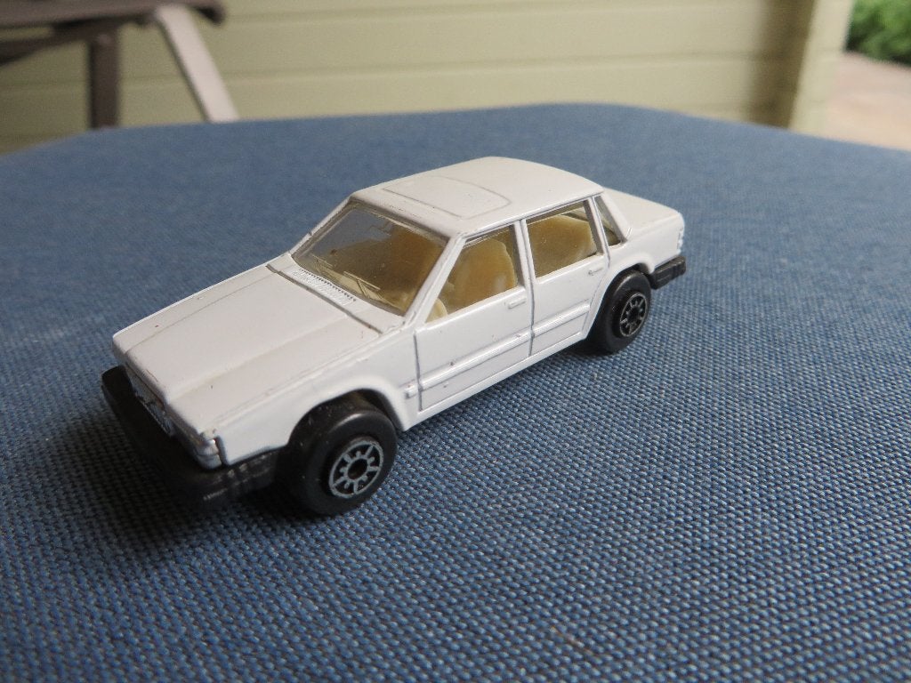 Edocar Volvo 760 GLE wit, Hobby en Vrije tijd, Modelauto's | Overige schalen, Ophalen of Verzenden, Zo goed als nieuw, Auto