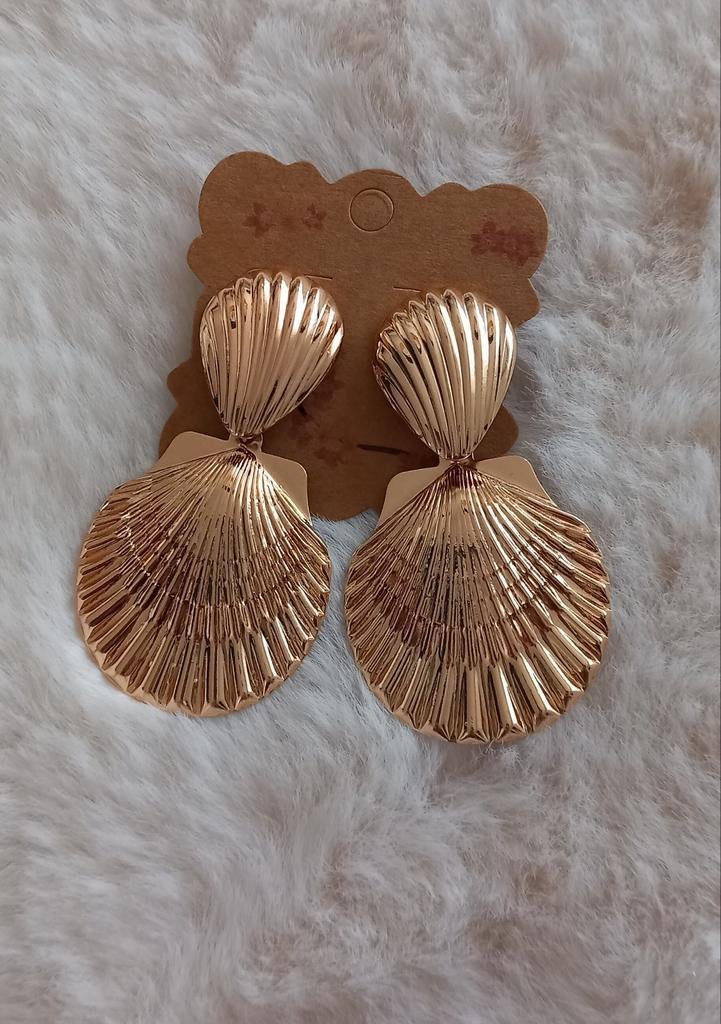 Gouden schelp oorbellen, Ophalen of Verzenden, Nieuw, Goud, Overige materialen